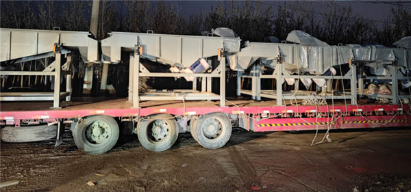 10臺直線篩發(fā)貨，優(yōu)化工藝結構，改進進出料口和防塵口