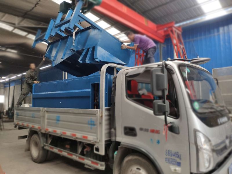 江蘇客戶(hù)2兩臺(tái)1030直線篩裝車(chē)發(fā)貨現(xiàn)場(chǎng)