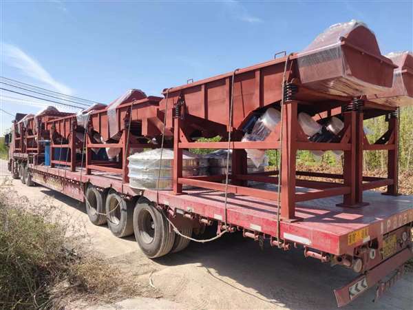 10臺(tái)直線振動(dòng)篩發(fā)貨 大批量生產(chǎn)， 感謝客戶信任與支持！