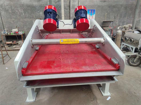 1540特制不銹鋼脫水振動篩，已發(fā)貨，篩分效果好，篩箱采用高強度螺栓鉚釘，篩面由弧形段與直線段組成，結構堅固耐用，用料厚實，運行平穩(wěn)噪聲低，使用率高，使用壽命長！