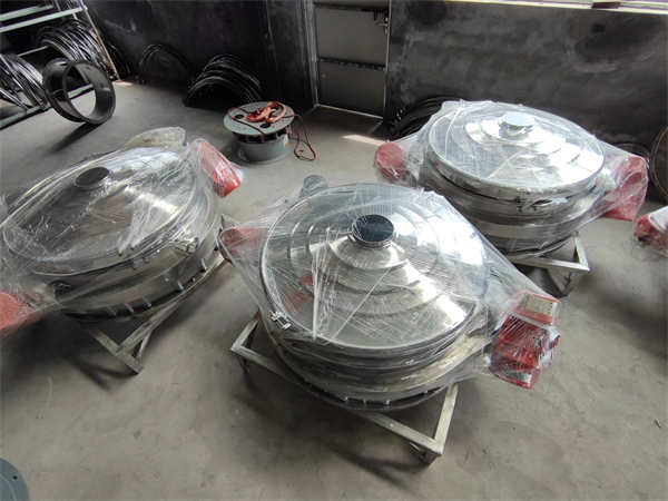 4臺1200不銹鋼直排篩發(fā)貨， 加裝超聲波系統(tǒng)，篩分精度高，產(chǎn)量大， 能耗低，全封閉，無粉塵，特制電機。