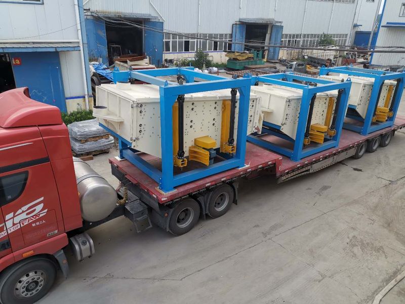 內蒙客戶3臺1540雙4方形搖擺篩裝車發(fā)貨現(xiàn)場